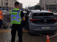 Не вписався: У Києві електромобіль влетів у підземний перехід, водія госпіталізовано