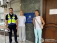 У Києві підлітки у формі поліції співали та танцювали під російський реп, а далі щось пішло не так (фото)