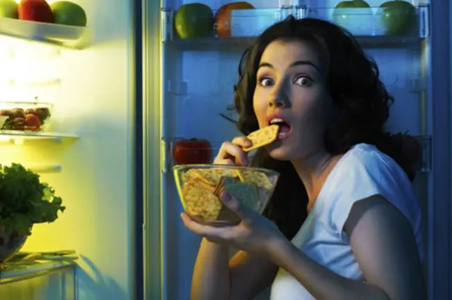 Вечеряти після 18:00 можна! Дієтологи пояснюють, чому це безпечно