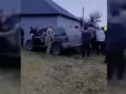 Били автівку та намагалися відчинити: На Волині натовп заблокував військових посеред села (відео)